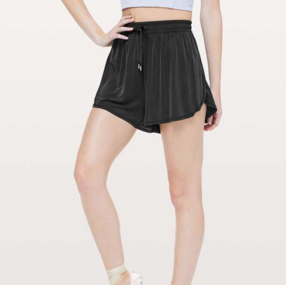 Lululemon principal dancer shorts size 2